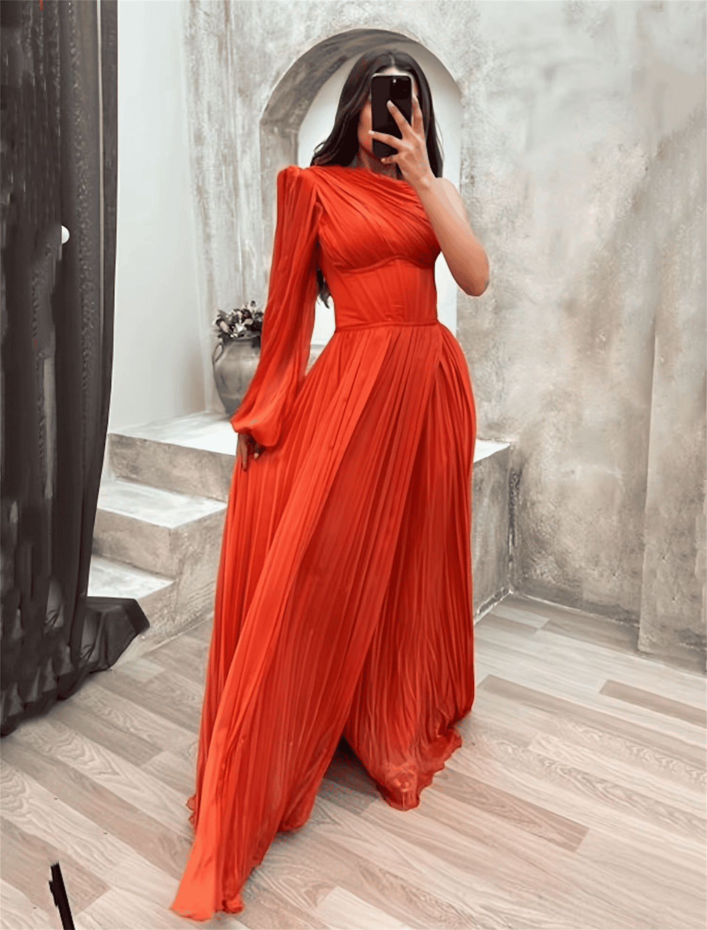 Livana – Vestido plisado asimétrico con manga única